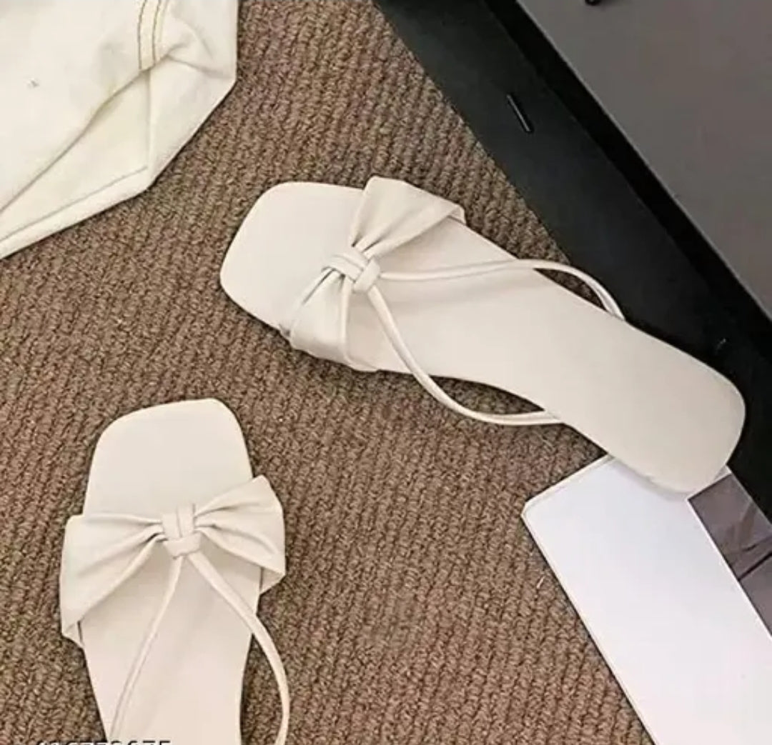 BEAUTIFUL DESGINE WOMEN DAILY WEAR FLATS