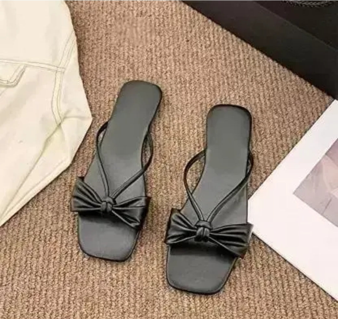 BEAUTIFUL DESGINE WOMEN DAILY WEAR FLATS