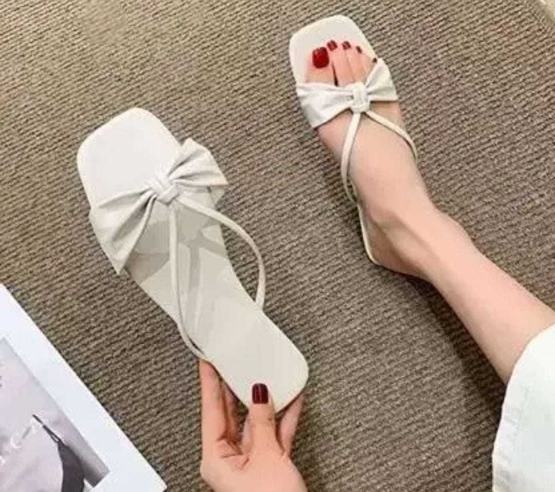 BEAUTIFUL DESGINE WOMEN DAILY WEAR FLATS