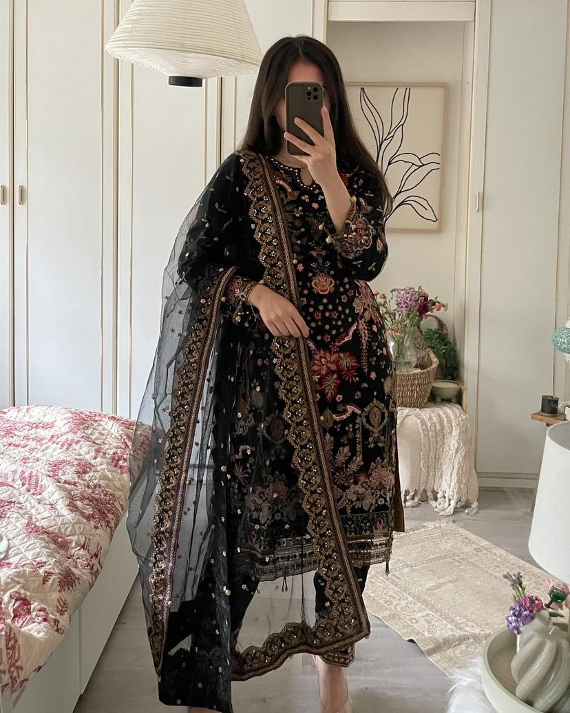 LOUNCHING NEW GEORGETTE PAKISTANI SUIT