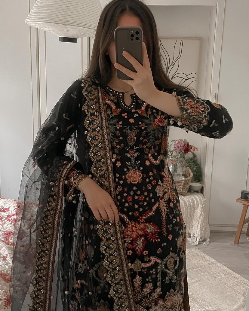 LOUNCHING NEW GEORGETTE PAKISTANI SUIT