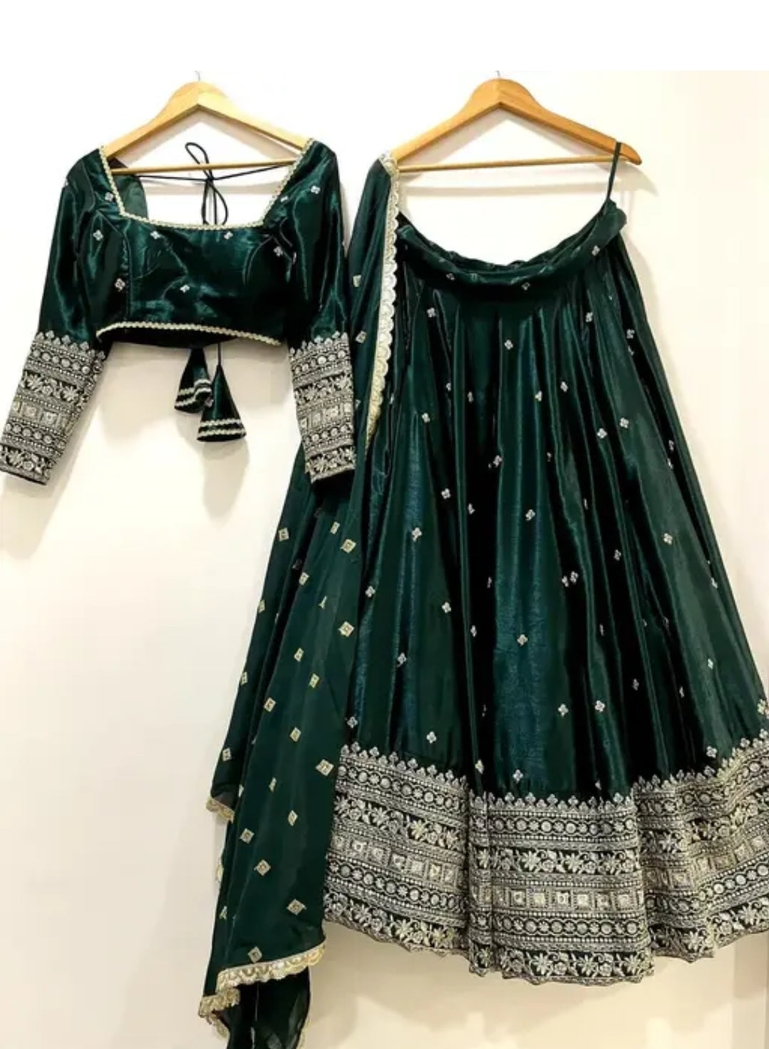 FANCY WOMEN/ GIRLS STYLISH HEAVY EMBROIDERY WORK LAHENGA